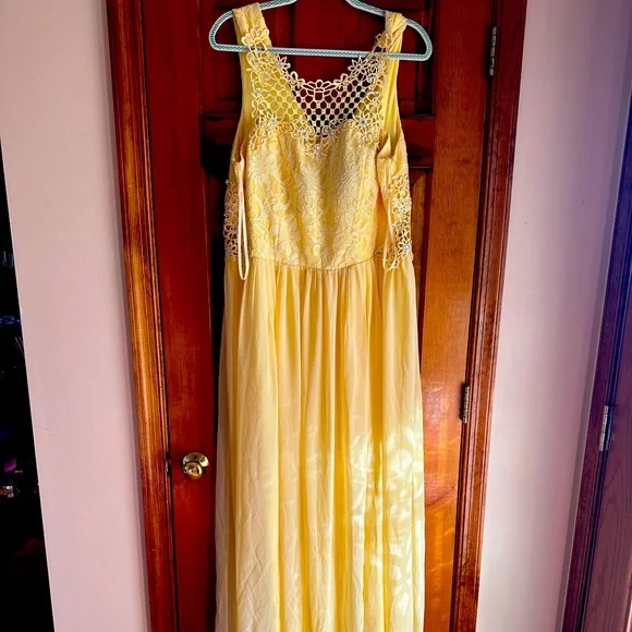 City Triangle size 21 yellow formal long dress - Picture 1 of 5